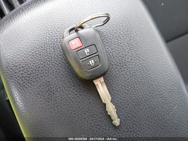 Toyota RAV4 LE 2018 JTMZFREV7JJ164307 Image 11