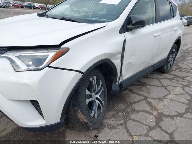 Toyota RAV4 LE 2018 JTMZFREV7JJ164307 Image 17