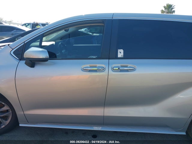 Toyota SIENNA XLE 2022 5TDYRKEC2NS132012 Image 14