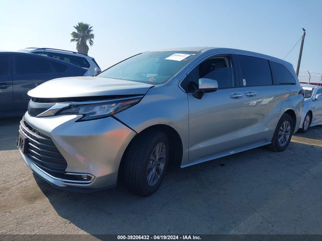 Toyota SIENNA XLE 2022 5TDYRKEC2NS132012 Image 2