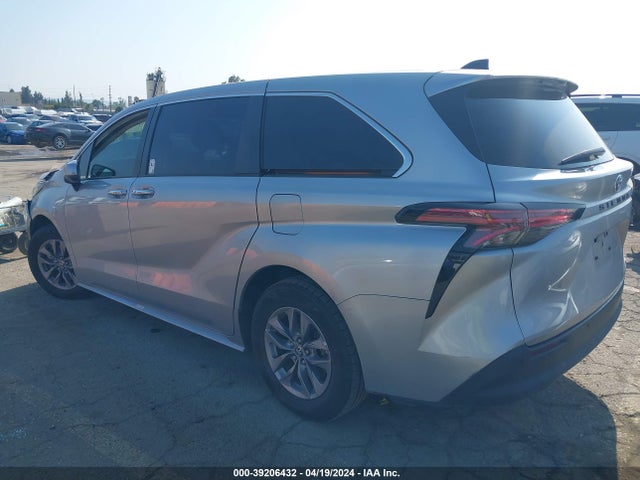 Toyota SIENNA XLE 2022 5TDYRKEC2NS132012 Image 3