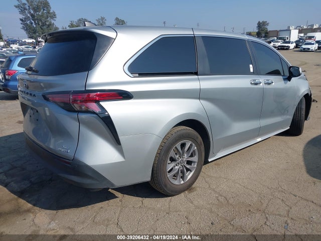 Toyota SIENNA XLE 2022 5TDYRKEC2NS132012 Image 4