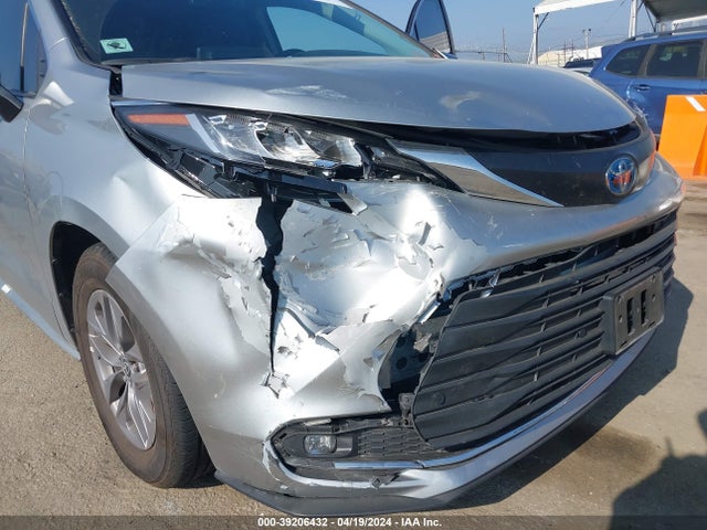 Toyota SIENNA XLE 2022 5TDYRKEC2NS132012 Image 6