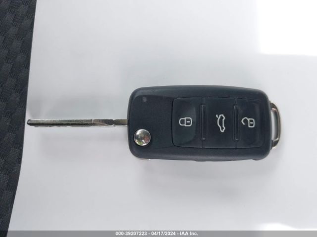 1VWAT7A31FC082855 Volkswagen Passat 1.8t S