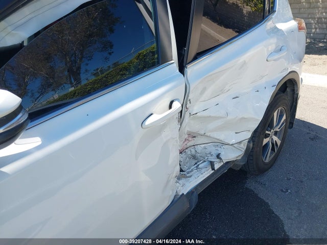 Toyota Rav4 Xle 2017 JTMRFREV9HD202435 Image 18