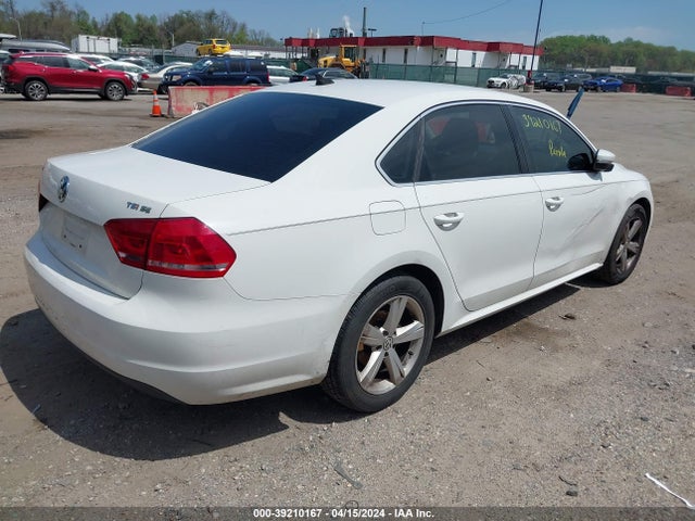 1VWBT7A33EC063243 Volkswagen Passat 1.8t Se