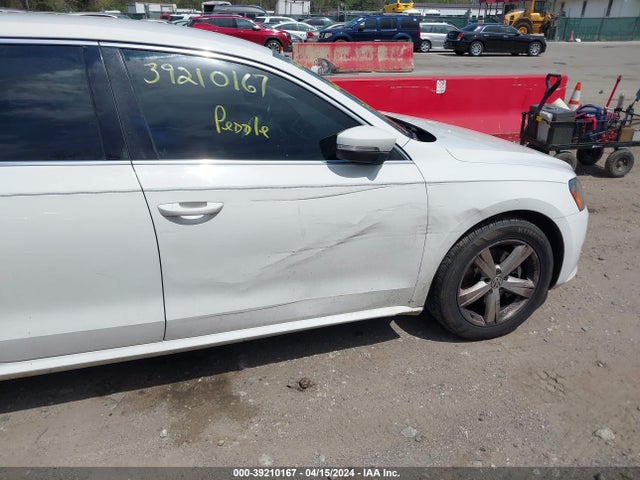 1VWBT7A33EC063243 Volkswagen Passat 1.8t Se
