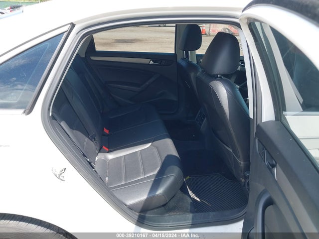 1VWBT7A33EC063243 Volkswagen Passat 1.8t Se