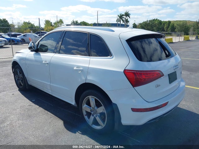 2011 AUDI Q5 WA1DKAFP2BA044305 Photo 2