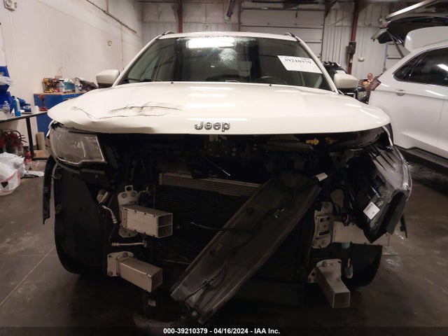 3C4NJCBB3JT300607 Jeep Compass Latitude Fwd