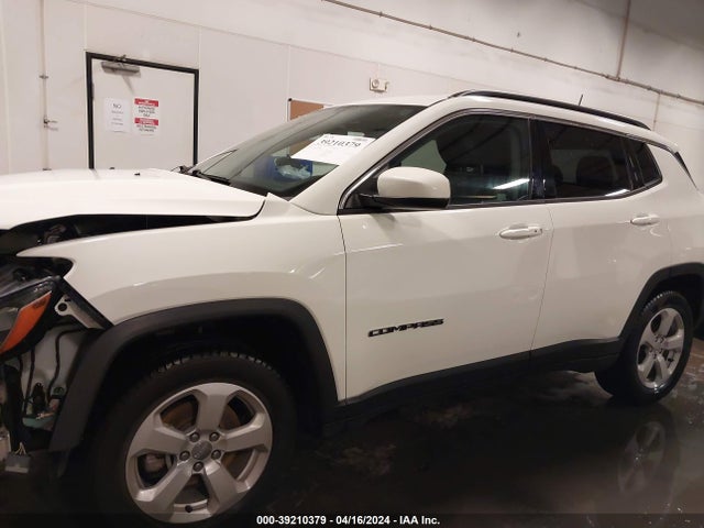 3C4NJCBB3JT300607 Jeep Compass Latitude Fwd