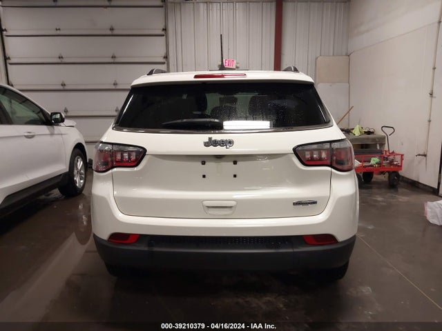 3C4NJCBB3JT300607 Jeep Compass Latitude Fwd