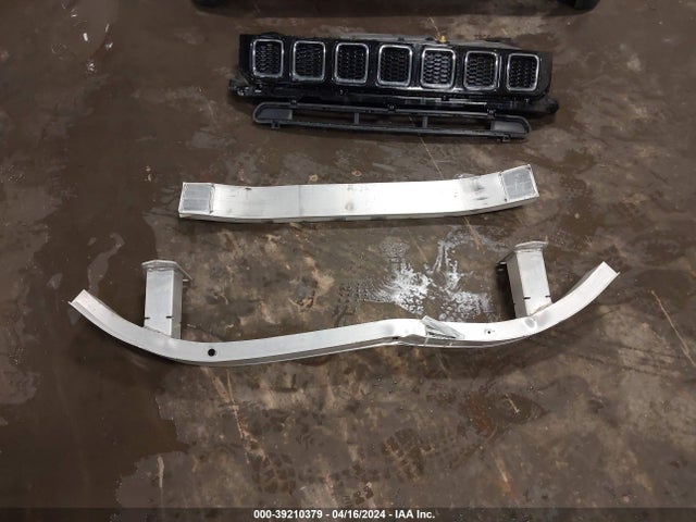 3C4NJCBB3JT300607 Jeep Compass Latitude Fwd
