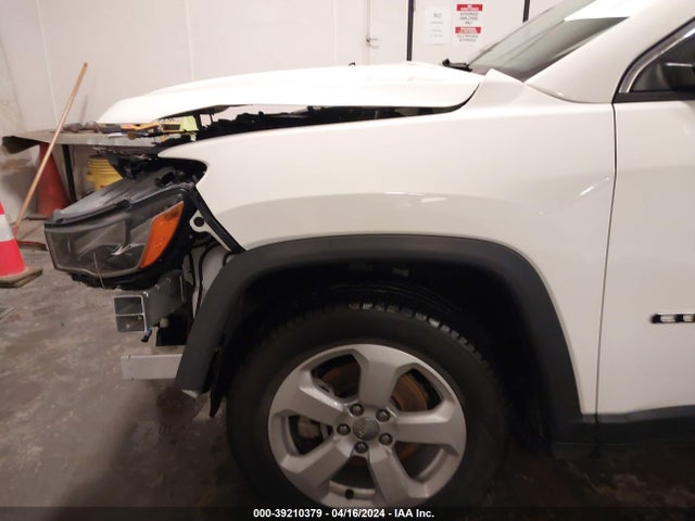 3C4NJCBB3JT300607 Jeep Compass Latitude Fwd