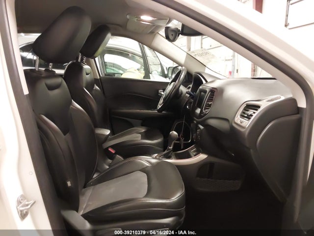 3C4NJCBB3JT300607 Jeep Compass Latitude Fwd
