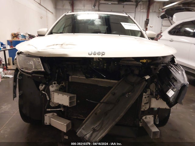 3C4NJCBB3JT300607 Jeep Compass Latitude Fwd