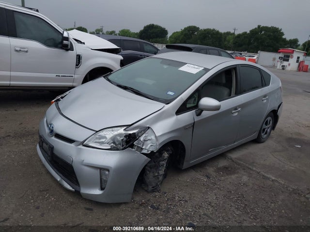 Toyota Prius Three 2014 JTDKN3DU3E1754701 Image 2