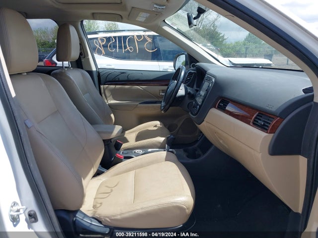 JA4AZ3A36EZ002594 Mitsubishi Outlander Se