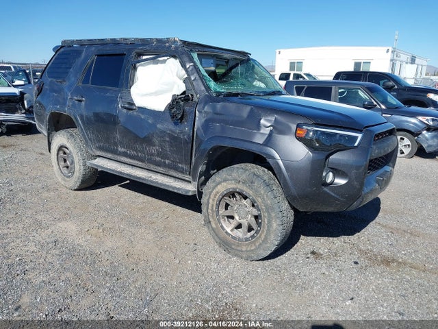Toyota 4RUNNER SR5 2018 JTEBU5JRXJ5524974 Image 1