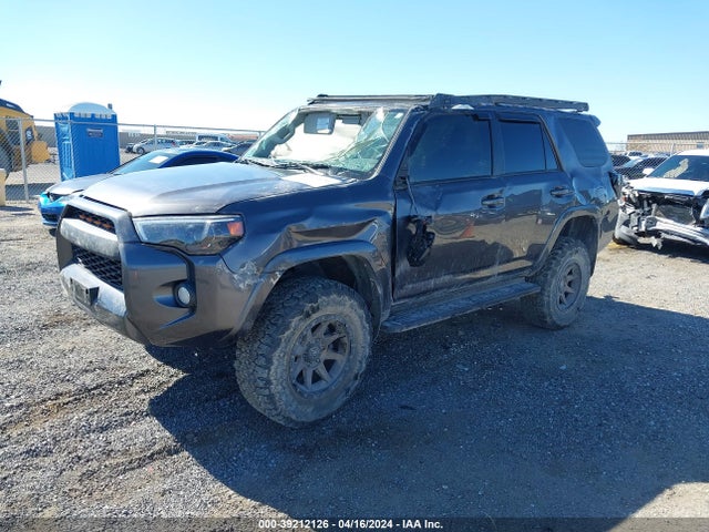 Toyota 4RUNNER SR5 2018 JTEBU5JRXJ5524974 Image 2
