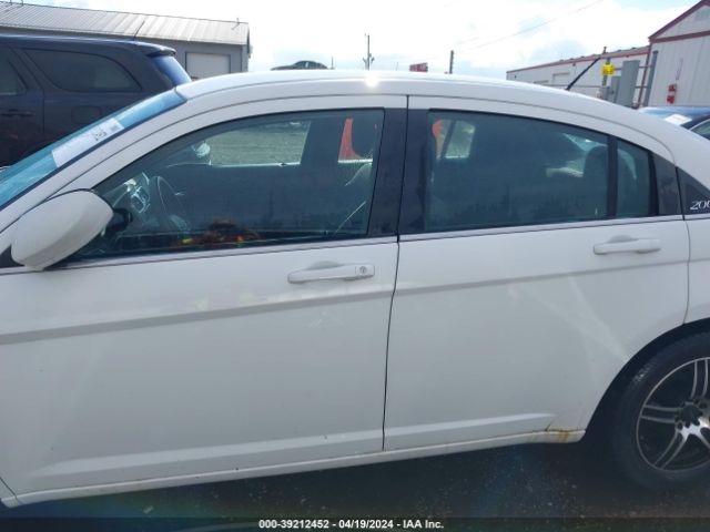 1C3CCBAB1EN205843 Chrysler 200 LX