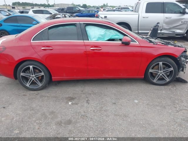WDD3G4EB8KW032033 Mercedes-Benz A 220
