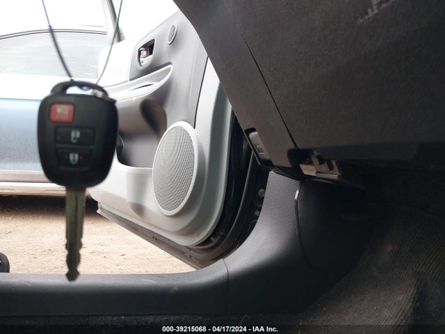 Toyota Prius C Two 2014 JTDKDTB33E1568685 Image 11