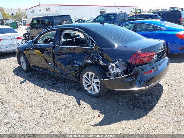 1VWBA7A32JC017273 Volkswagen Passat 2.0t Se