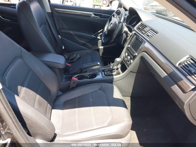 1VWBA7A32JC017273 Volkswagen Passat 2.0t Se