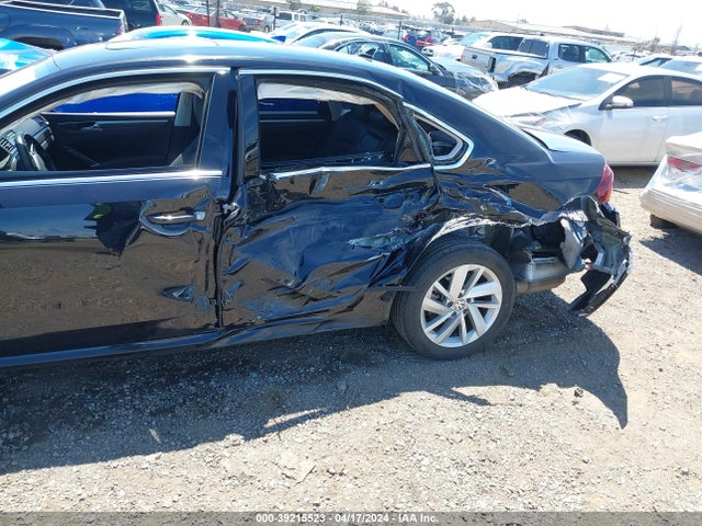 1VWBA7A32JC017273 Volkswagen Passat 2.0t Se