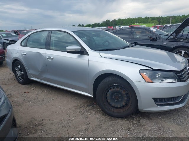 1VWAT7A37FC008162 Volkswagen Passat 1.8t S