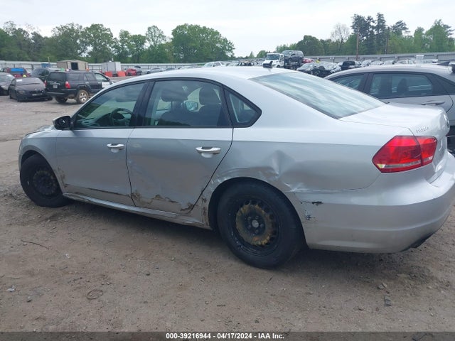 1VWAT7A37FC008162 Volkswagen Passat 1.8t S