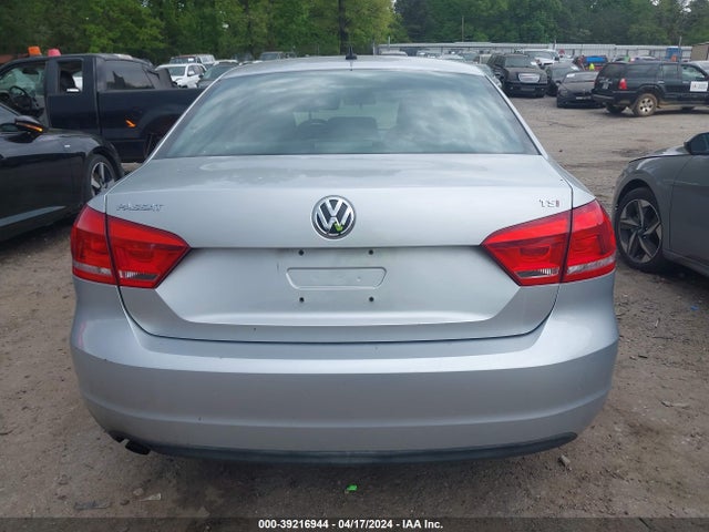 1VWAT7A37FC008162 Volkswagen Passat 1.8t S