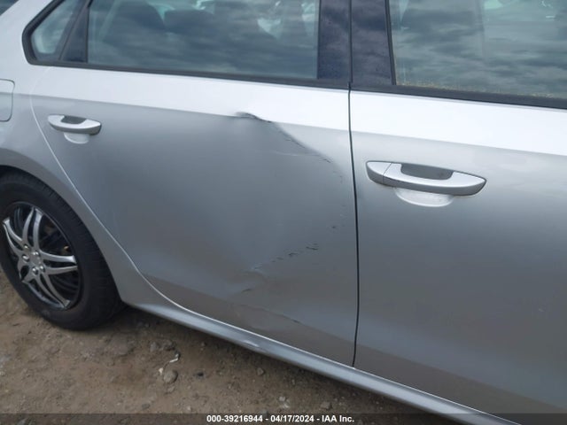1VWAT7A37FC008162 Volkswagen Passat 1.8t S