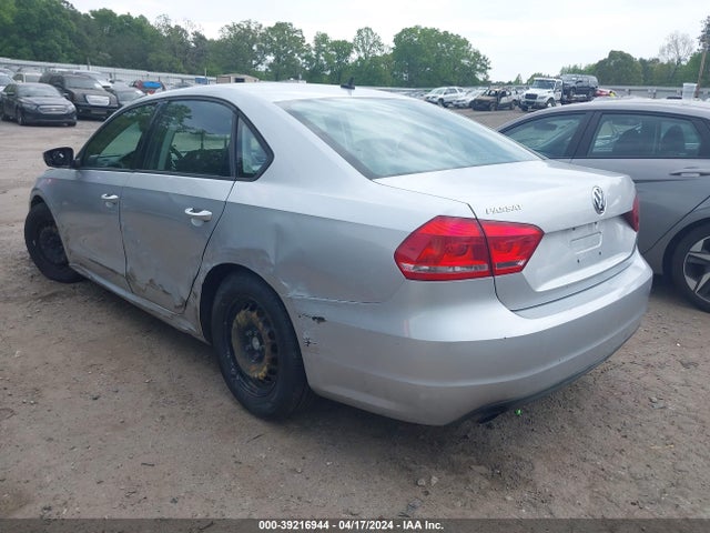 1VWAT7A37FC008162 Volkswagen Passat 1.8t S