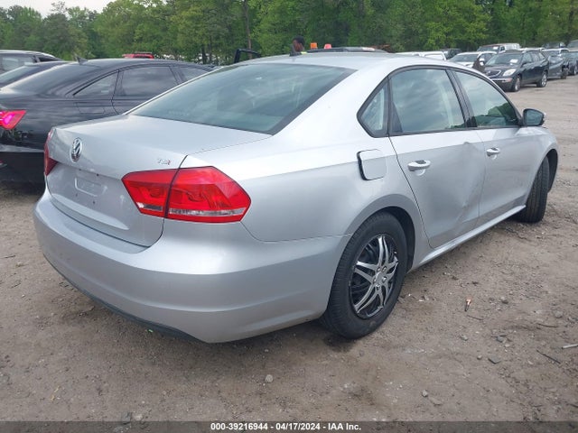 1VWAT7A37FC008162 Volkswagen Passat 1.8t S