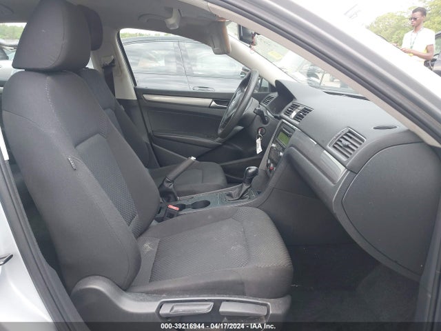 1VWAT7A37FC008162 Volkswagen Passat 1.8t S