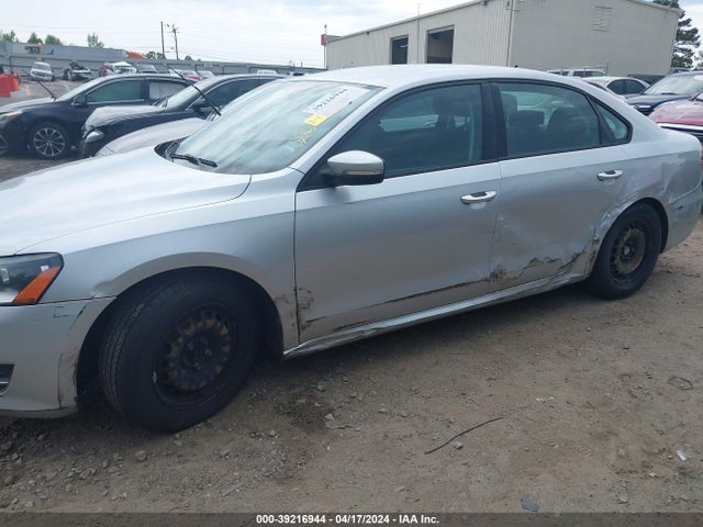 1VWAT7A37FC008162 Volkswagen Passat 1.8t S