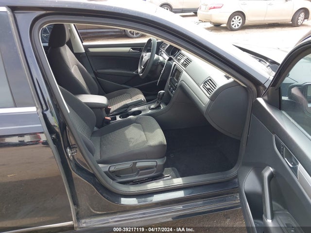 1VWAT7A38HC012076 Volkswagen Passat 1.8t S