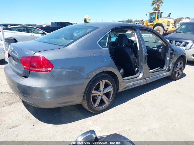 1VWBS7A36FC055559 Volkswagen Passat 1.8t Se