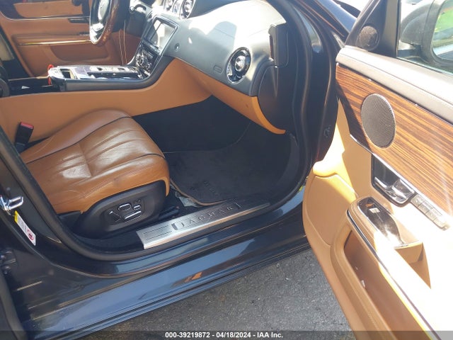 2011 JAGUAR XJ SAJWA1CB7BLV19866 Photo 4