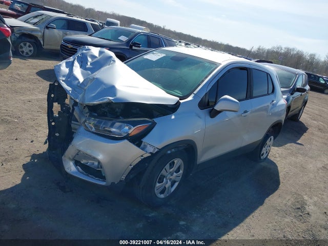 Chevrolet TRAX LS 2018 KL7CJKSBXJB576959 Image 2