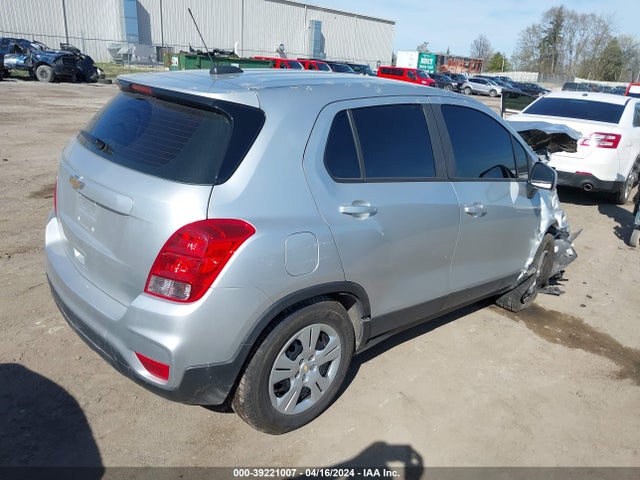 Chevrolet TRAX LS 2018 KL7CJKSBXJB576959 Image 4