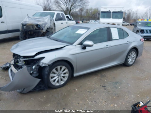 Toyota CAMRY LE 2018 4T1B11HK7JU652153 Image 2