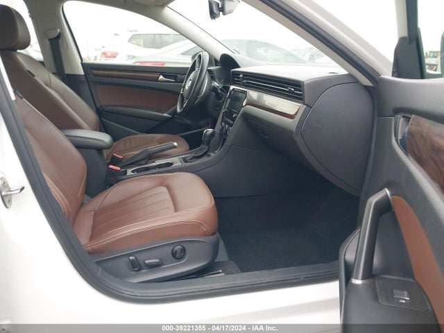 1VWBA7A38NC005456 Volkswagen Passat 2.0t Limited Edition