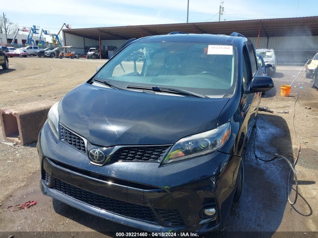 39221460 :رقم المزاد ، 5TDXZ3DC7JS949294 vin ، 2018 Toyota Sienna Se Premium 8 Passenger مزاد بيع