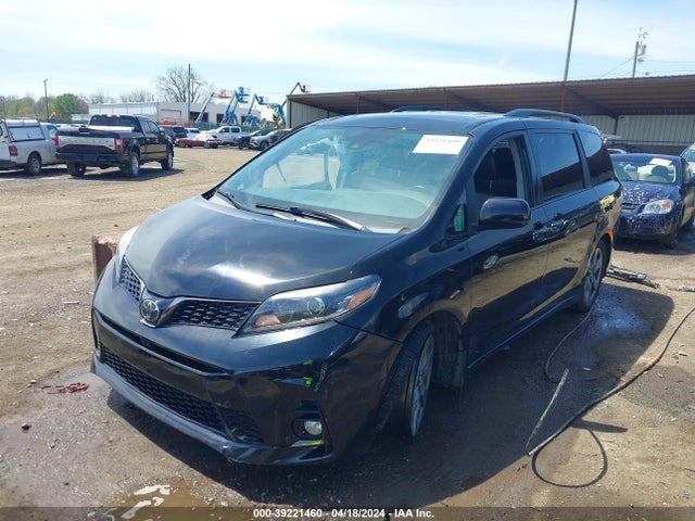 39221460 :رقم المزاد ، 5TDXZ3DC7JS949294 vin ، 2018 Toyota Sienna Se Premium 8 Passenger مزاد بيع