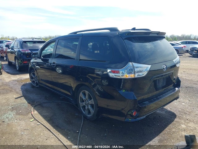 39221460 :رقم المزاد ، 5TDXZ3DC7JS949294 vin ، 2018 Toyota Sienna Se Premium 8 Passenger مزاد بيع
