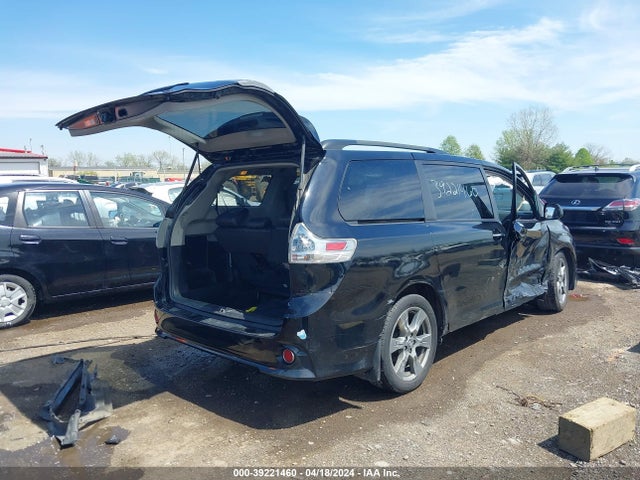 39221460 :رقم المزاد ، 5TDXZ3DC7JS949294 vin ، 2018 Toyota Sienna Se Premium 8 Passenger مزاد بيع