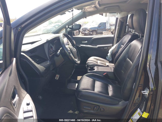 39221460 :رقم المزاد ، 5TDXZ3DC7JS949294 vin ، 2018 Toyota Sienna Se Premium 8 Passenger مزاد بيع